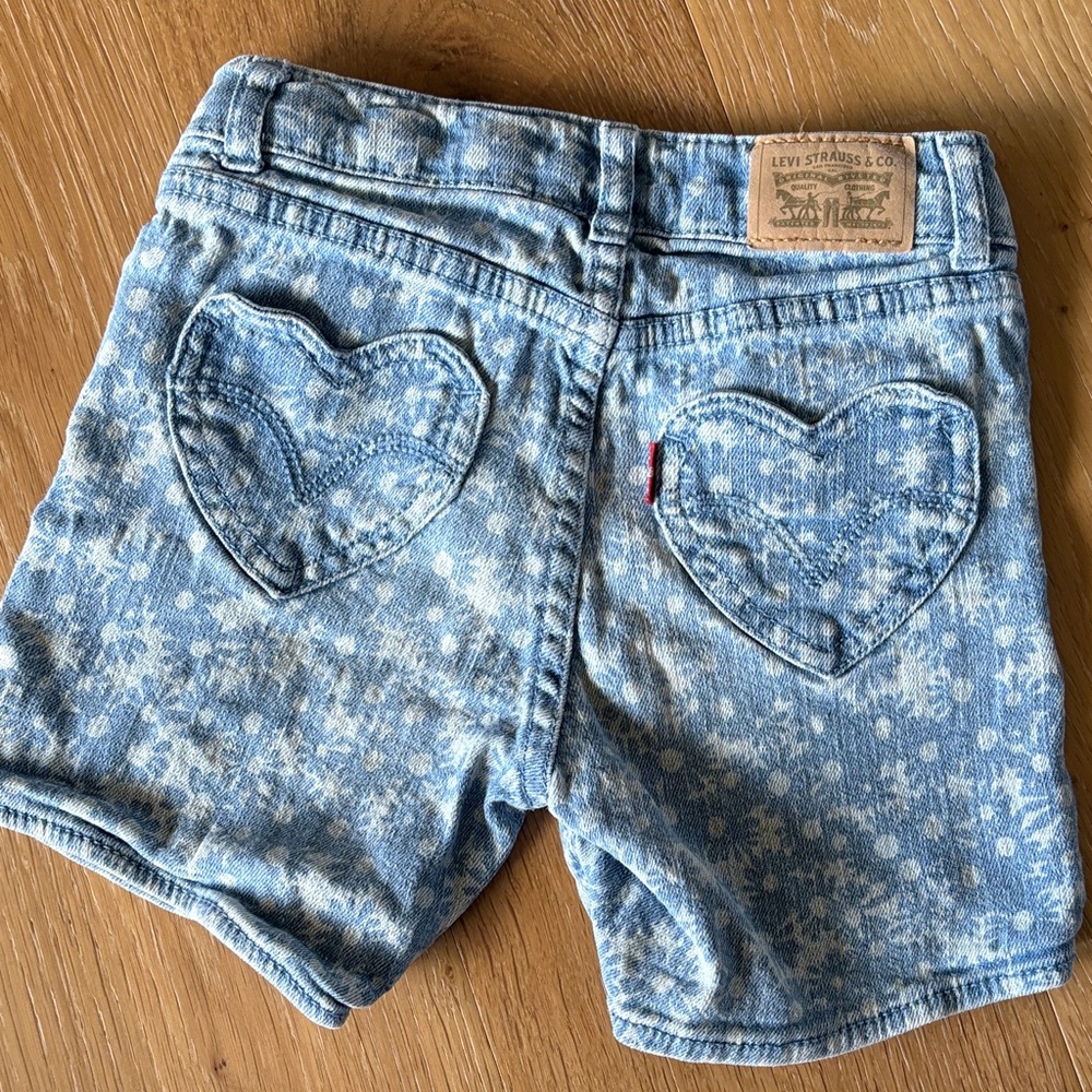 Girls Levi's daisy denim shorts with heart pockets